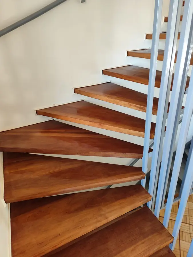 Escalier en bois rénové — marches vitrifiées